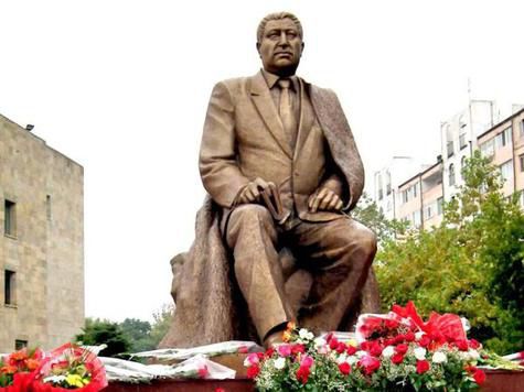 Думы о творчестве Расула Гамзатова 