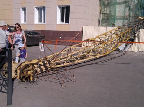 В Казани стрела крана упала на тротуар