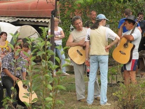 Организатор фестиваля авторской песни, несогласный с политизацией мероприятия, провел его у себя в огороде
