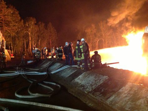 В результате разрушения горящего резервуара с нефтью под Ангарском пострадали пожарные