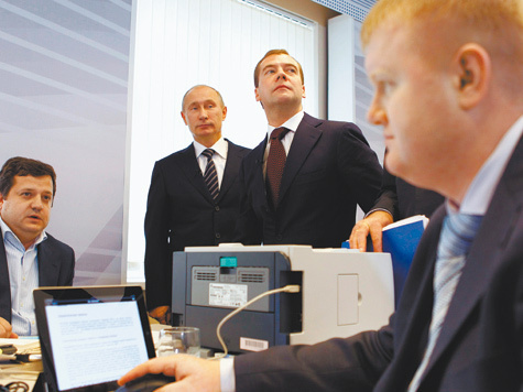 Медведев и Путин впервые после начала думской кампании появились на публике вместе
