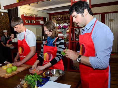 Корреспондент «МК-В» готовил вместе с поваром, кормившим Путина 