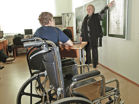Инвалиды сдают экзамены. Школа для инвалидов. Образование инвалидов. Профобучение инвалидов. Обучение инвалидов.