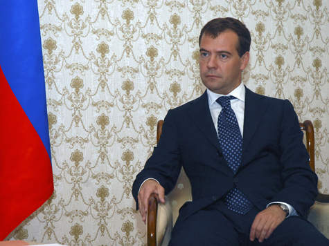 Медведев принял от Удальцова подошву ботинка Пономарева, пообещав купить депутату новую пару обуви