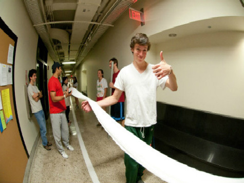 17 студентов во главе с профессором Джеймсом Тентоном обзавелись 16 км туалетной бумаги