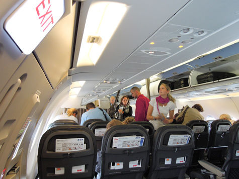 Необычную схему обналичивания средств, украденных с чужих кредиток, опробовали два друга-хакера, задержанные на днях столичными правоохранителями