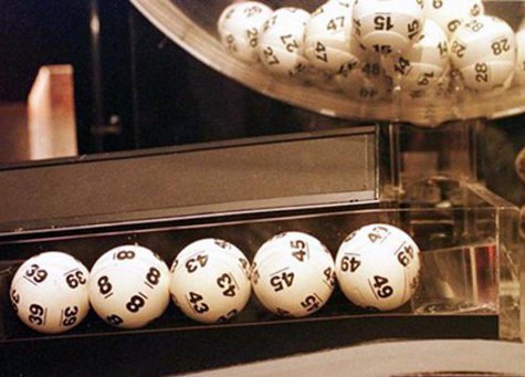 Пулю в лицо от вооруженного травматическим пистолетом грабителя получил в ночь на четверг в центре столицы 40-летний охранник лотерейного клуба “Арбуз”