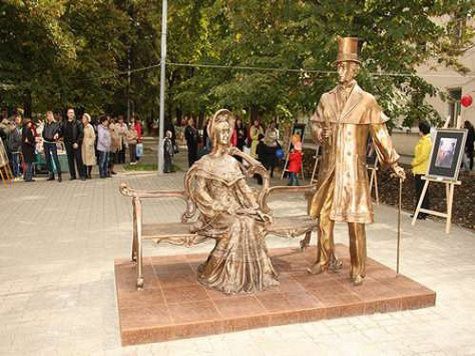 Памятник Александру Пушкину и  Наталье Гончаровой установлен в Батайске