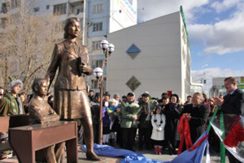 В Якутске открыт памятник учителю
