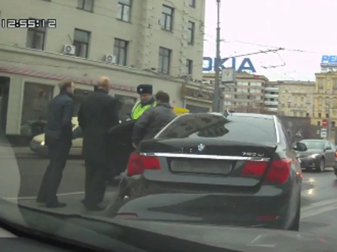 На Тверской улице автомобиль с маячками и номерами АМР выехал на встречную полосу и столкнулся с Audi