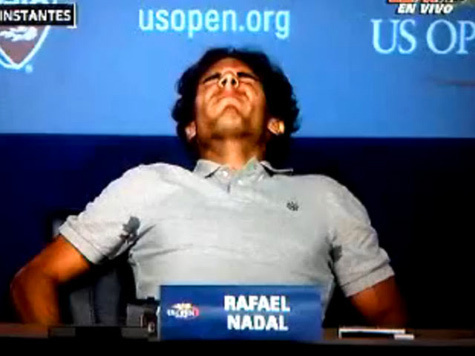 У испанского теннисиста свело ногу прямо во время пресс-конференции