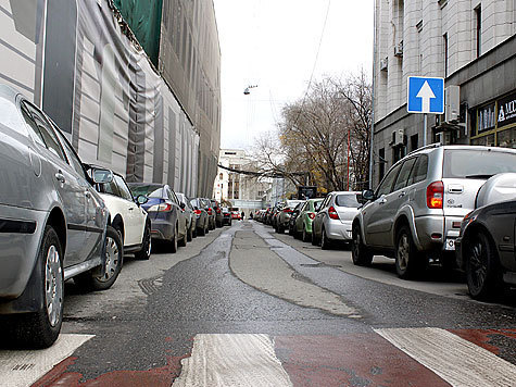 Точку в борьбе с парковками в центре Москвы ставить пока рано — водители ее игнорируют 
