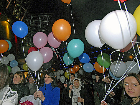 «Комсомольцы» вместе с читателями раскрасили осеннее небо воздушными шарами