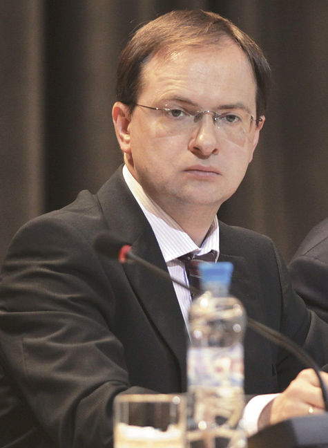 Владимир Мединский рассказал депутатам о музеях и курении  
