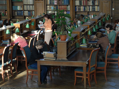 Тематические библиотеки нового формата — с психологами для молодых семей, зонированием для работы и общения, а также книгами с QR-кодами — могут появиться в Москве