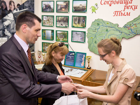 Компания «Томскнефть» пополнила «нефтяную» композицию каргасокского школьного музея новыми книгами