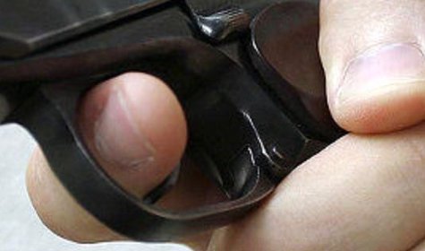 От неминуемой расправы спасли сотрудники милиции 42-летнего дебошира, учинившего на днях погром со стрельбой в одном из питейных заведений в центре столицы