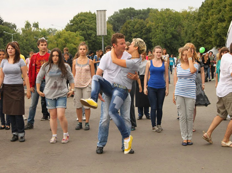 Студенты-актеры провели флешмоб для посетителей парка Горького