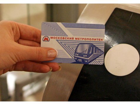Поддельные билеты для проезда в столичной подземке выпускала группа мошенников под руководством бывшего сотрудника метрополитена.