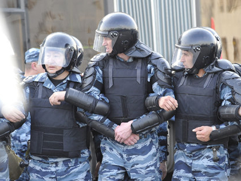 Раненые полицейские не дождались подарков от оппозиционера Пономарева