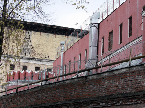 Не терять времени даром и поставить себе за решеткой хоть золотые, хоть платиновые зубы смогут арестанты Бутырки