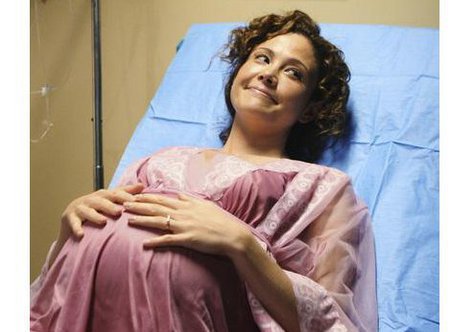 Настоящее чудо случилось с 29-летней жительницей подмосковной Электростали: она сумела родить ребенка после того, как врачи, поставив неправильный диагноз, сделали ей операцию по удалению яичников