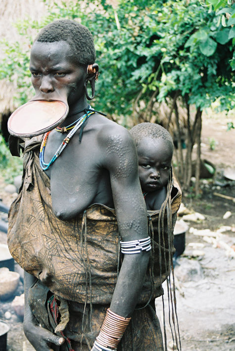 Аборигены самого изолированного поселения Африки обожают боди-арт и АК-47