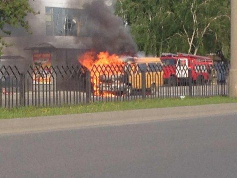 В Набережных Челнах горит пассажирский автобус