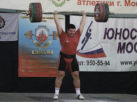Молодежные первенства Москвы по тяжелой атлетике всегда собирают полный зал зрителей