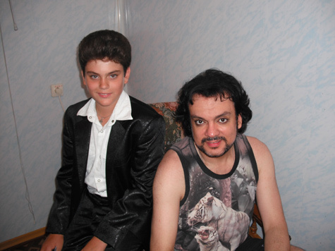 В роли приемного отца неожиданно для себя оказался Филипп Киркоров: ему подкинули 11-летнего мальчика-сироту