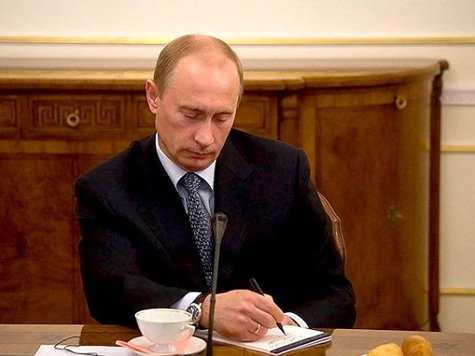 Владимир Путин пишет сочинение на тему «Быть иль не быть?»
