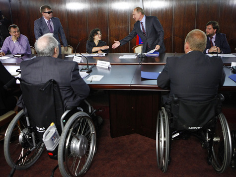 Путин пообещал помочь инвалидам
