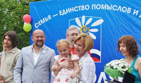 Восьмого июля в День Петра и Февронии 50 семей из Архангельской области наградили медалями «За любовь и верность»