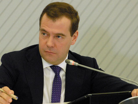 Премьер-министр Дмитрий Медведев утвердил список из 45 бюджетных и казенных учреждений, зарплата руководителей которых не привязывается к средней зарплате их сотрудников