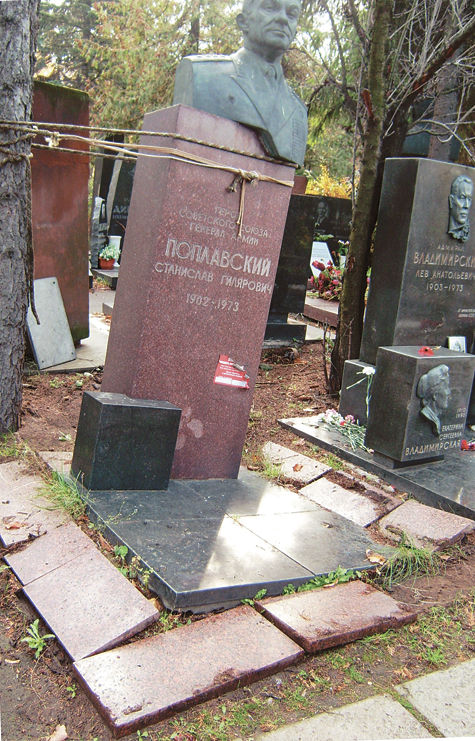 Надгробный памятник генералу армии Станиславу Поплавскому, похороненному на Новодевичьем кладбище в 1973 году, привели недавно в порядок специалисты