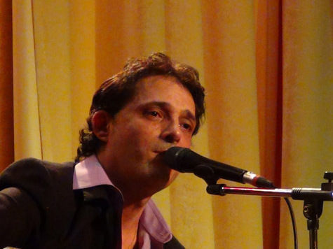 Популярный певец и жгучий брюнет Ренато Фикера рассказал «МК», как ему живется в Первопрестольной