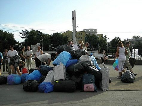 Общественная организация «Экологический Рязанский Альянс» (ЭРА), в среду, 20 июля, провела на площади Победы в Рязани флэшмоб под названием «Рязань – не помойка!»