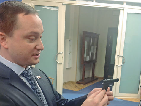 Депутат от ЛДПР, агитируя за свободное ношение оружия, напугал Госдуму игрушечным пистолетом
