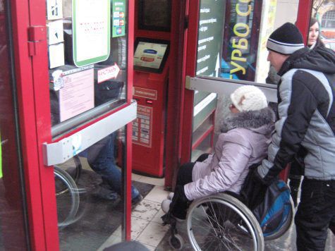 Участники уличной акции проверили, насколько Нижний Новгород доступен для инвалидов