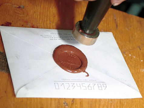 Страшный переполох вызвали в московском почтовом отделении №545 конверты с подозрительным розовым порошком, адресованные неким частным фирмам