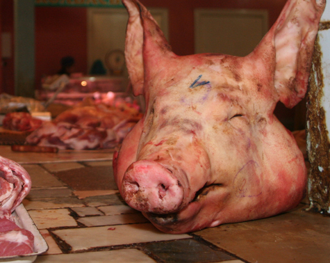 Почти 80 килограммов охлажденной свинины, зараженной опасной болезнью, изъяли на днях ветеринары с Ярославского рынка на северо-востоке Москвы