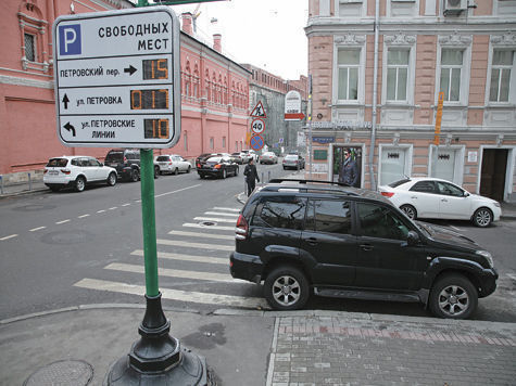 О том, что в пределах Садового кольца с сентября планируется ввести в эксплуатацию 11,5 тысяч платных парковочных мест накануне сообщили в префектуре ЦАО Москвы 