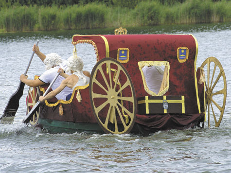 Заплывом в холодной воде и гонками на лодках в карнавальных костюмах отметили последний день июля в Солнечногорске