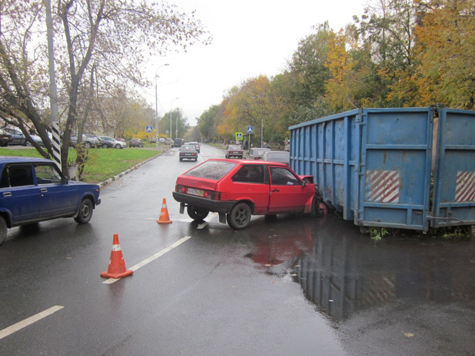 Выпускница одной из московских школ, сев за руль автомобиля без водительских прав, чуть не угробила себя и четверых одноклассников