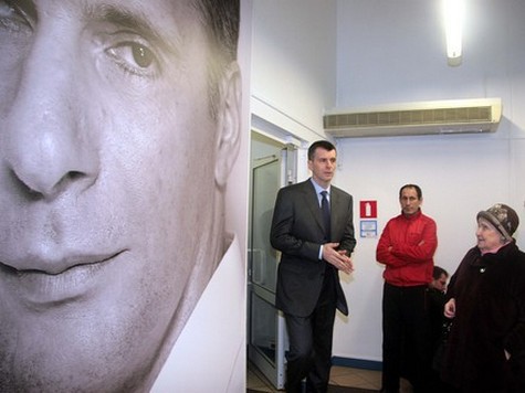 Плакаты с уличных щитов уже начали демонтировать в Москве и других городах