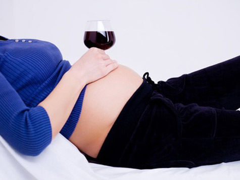 Многие акушеры-гинекологи сами слабо осведомлены о пагубных последствиях приема спиртного беременной женщиной для ее будущего потомства