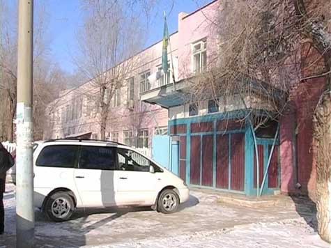 В Актобе уже скоро месяц, как стоят морозы. Единственный в городе центр адаптации для бомжей переполнен