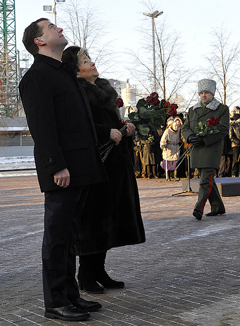 Медведев открыл в Екатеринбурге памятник Ельцину
