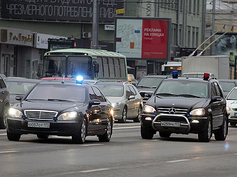 Совместная акция газеты и Федерации автомобилистов доказала: автодвижение в Москве — это пробки + вольная езда машин с мигалками