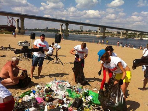 Волгоградские активисты борются за чистоту города весело 


